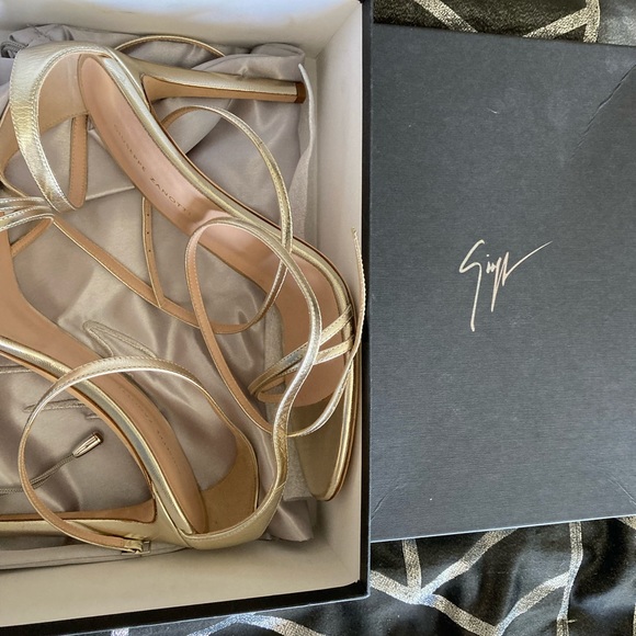 New pair of Giuseppe Zanotti heels. Metallic gold size 11B - Picture 3 of 4